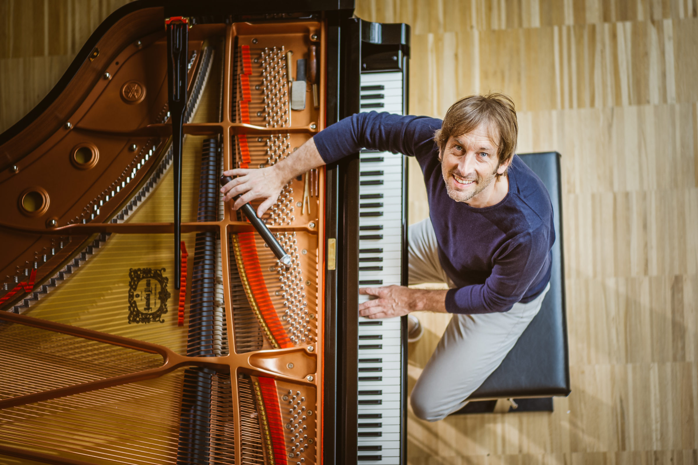 Joachim Schneglberger stimmt und repariert ein Klavier in Ottensheim und Steyregg in Oberösterreich